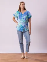 Blusa de seda fría estampada con flores en tonos azul y verde, marca Ruby Rd. Tiene cuello a la base con escote en V y mangas cortas con volados.