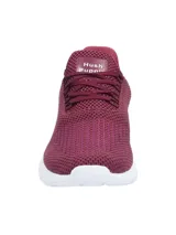 Sneaker de mujer en color burdeos, con capellada de poliéster reciclado y plantilla SmartFoam para mayor comodidad.