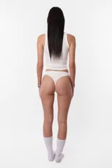 Tanga cavada de tiro alto con elástico para mejor ajuste y cintura ancha con elástico interno.