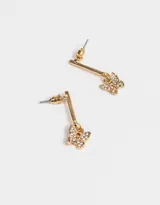 Par de aros colgantes dorados, con barra superior y dije de mariposa con strass.