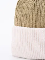 Gorro de lana beige con borde inferior doblado color crema.