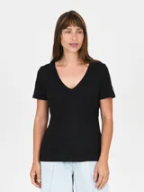 Remera negra de algodón con escote en V y mangas cortas.