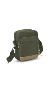 Morral confeccionado en tela tafeta color verde militar con detalles en símil cuero color tostado. Cuenta con un compartimento principal con cierre, dos bolsillos frontales con cremallera y una correa de cinta regulable.