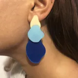 Aretes de resina con diseño contemporáneo en tonos azul y celeste.