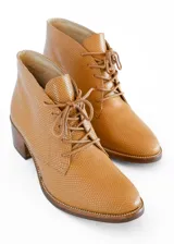 Botas acordonadas color camel con textura simil piel de reptil, taco de madera y punta fina.