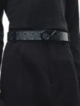 Cinturón negro de cuero sintético con hebilla metálica con el logo de Calvin Klein.