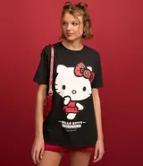 Remera negra de algodón con cuello redondo y mangas cortas. Estampado frontal de Hello Kitty vestida como una estrella de rock.