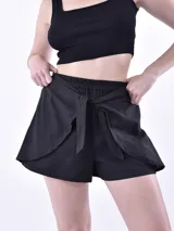Short color crudo con lazo en la cintura.