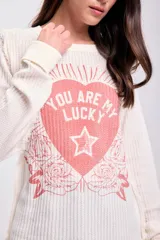 Remera de manga larga color crudo con textura tipo waffle y estampa de corazón con la frase "You are my lucky star" y rosas.