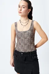Body de lycra con estampado animal print de leopardo, escote cuadrado y breteles anchos.