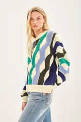 Sweater de punto con tejido desagujado y recortes asimétricos. Detalles de rib en escote, mangas y cuello.