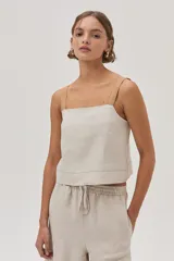 Top color beige de lino con escote cuadrado y tiras finas.