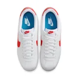 Championes Nike Cortez Leather blancos con detalles en rojo y azul.