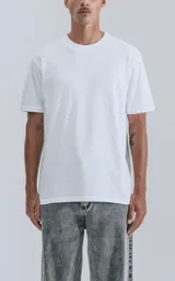 Remera blanca de manga corta, cuello redondo y calce regular con recorte en la espalda.