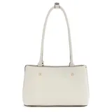Cartera tote color marfil con doble asa de hombro. Presenta logo triangular metálico de Guess y llavero colgante con logo grabado.