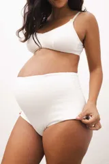 Culotte maternal blanco de algodón con doble tela, sin elásticos que marquen. Ideal para embarazo y postparto.