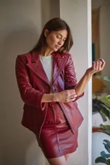 Minifalda de cuero color borgoña, de corte a la cintura y largo medio.