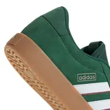 Championes Adidas VL Court 3.0 color verde con detalles en blanco y suela color caramelo. Zapatillas de corte bajo con exterior de gamuza y las tres tiras clásicas de Adidas en los laterales.