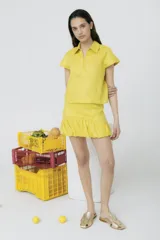 Minifalda color ladrillo con cintura alta y volados en el ruedo.