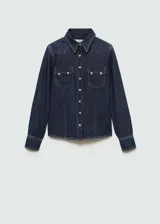 Camisa de denim azul oscuro con cuello camisero, cierre frontal con botones a presión, dos bolsillos con solapa abotonada en el pecho y mangas largas con puños abotonados. Incluye bolo tie con dije plateado y turquesa.