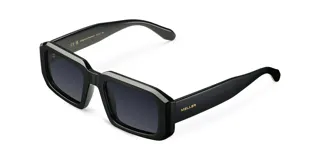 Lentes de sol negros con montura rectangular gruesa y esquinas angulares.