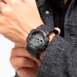Reloj digital Casio G-Shock negro con detalles en rojo, con correa de resina, pantalla digital con luz de fondo LED de alto brillo, hora mundial, alarma, cronómetro y resistencia al agua de 200 metros.