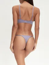 Conjunto de ropa interior color violeta, compuesto por un corpiño con breteles regulables y una tanga con laterales finos.