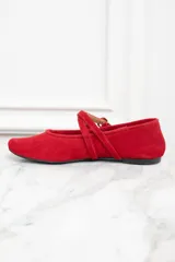 Chatita de cuero color rojo con correas en el empeine y detalles de hebilla.