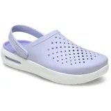 Zuecos Crocs InMotion Clog color gris claro con suela blanca y detalles en negro.
