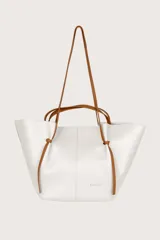 Bolso blanco tipo tote bag con textura granulada y doble asa: corta color marrón y larga del mismo material.