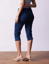 Jegging capri de algodón marca Erika, color azul denim. Delantera con bolsillos simulados y trasera con bolsillos aplicados.
