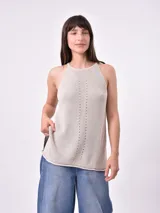 Musculosa blanca de tejido de punto con cuello halter y espalda descubierta.