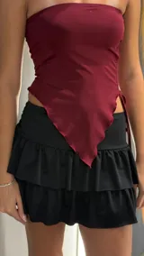 Minifalda negra de lycra con volados y tiro bajo.