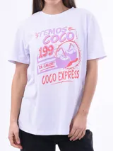 Remera blanca de algodón con estampado de texto y dibujos en tonos rosados.