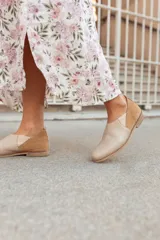 Mocasines marrones de cuero con elásticos laterales y tirador trasero.