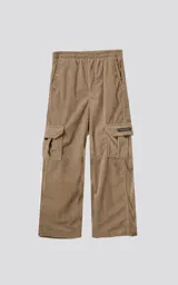 Pantalón cargo de pana color beige, de corte recto y tiro alto, con cintura elástica y seis bolsillos.