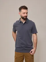 Remera polo de piqué color gris con cuello clásico y tapeta de dos botones.