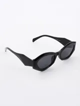 Lentes de sol negros con forma geométrica y patillas gruesas.