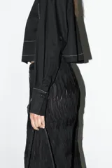 Pantalón negro de microtul con textura de tiras de gasa, liviano y cómodo.