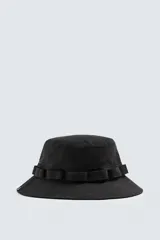 Sombrero tipo bucket negro de algodón con cinta multifunción y ala ancha con pespuntes. Ajuste con cordón.