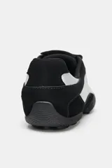 Zapatillas deportivas plateadas y negras con diseño acolchado y suela con relieve. Cierre con cordones y lengüeta.