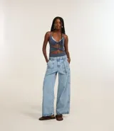 Pantalón skater de jeans con bolsillos carpintero delanteros y trabillas en la cintura.