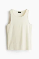 Musculosa blanca de punto acanalado de mezcla de algodón, corte ajustado y bajo recto.