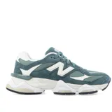 Championes New Balance U9060EEK color verde azulado, blanco y beige, confeccionados en gamuza y malla, con logo "N" característico en los laterales y entresuela ABZORB.