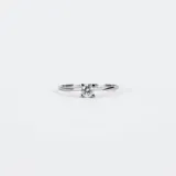 Anillo solitario de oro gris 18k con circonia engarzada en 4 puntas.