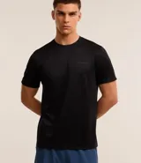 Remera deportiva celeste de poliéster con tecnología Dry, cuello redondo, manga corta y estampa reflectiva con lettering en el frente y la espalda.