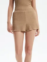 Short negro de tejido texturizado con cintura elástica.
