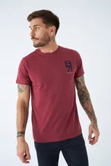 Remera de algodón color bordó con cuello redondo, calce regular, manga corta y logo bordado en el pecho.