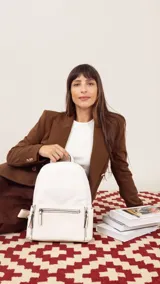 Mochila color tostado combinada con nobuck, bolsillo amplio adelante con broche y cierre, bolsillos en los costados, asas regulables y bolsillos internos cómodos.