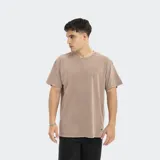 Remera marrón de corte oversize con etiqueta tejida en el frente.